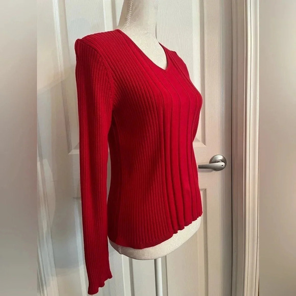 Studio by Liz Claiborne pullover red long sleeve top. Size M - Picture 3 of 12